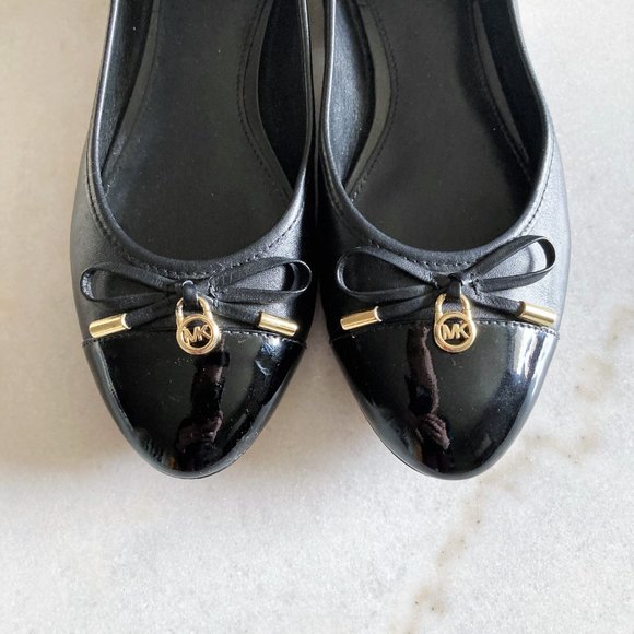 Michael Kors black & gold ballet flat shoe bow - Picture 2 of 12